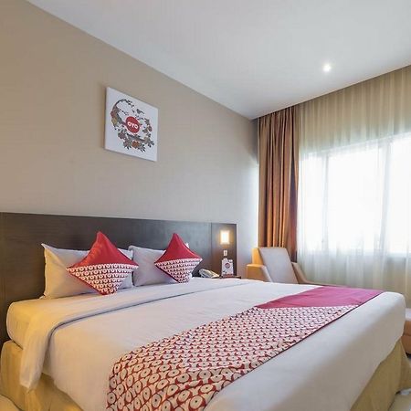 Collection O 1279 Hotel Grand Celino Makassar Esterno foto