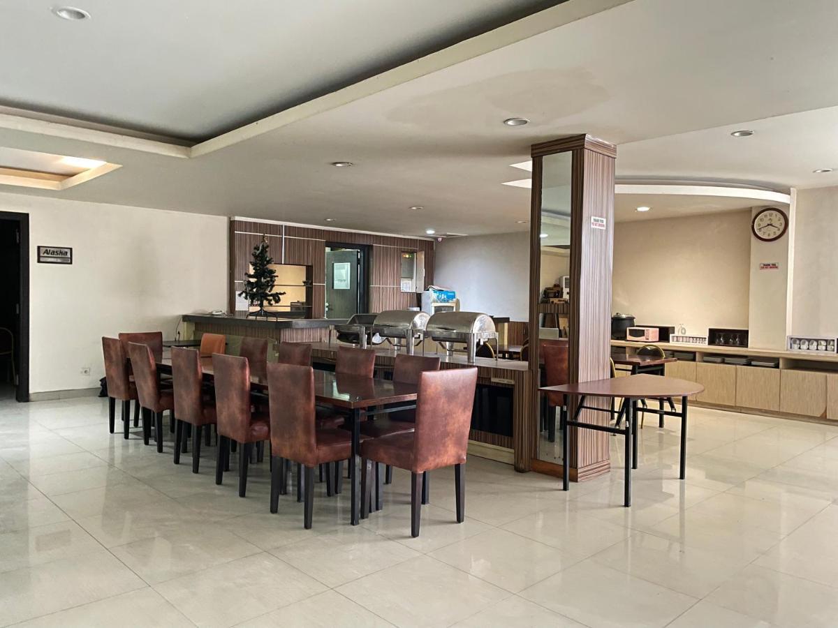 Collection O 1279 Hotel Grand Celino Makassar Esterno foto