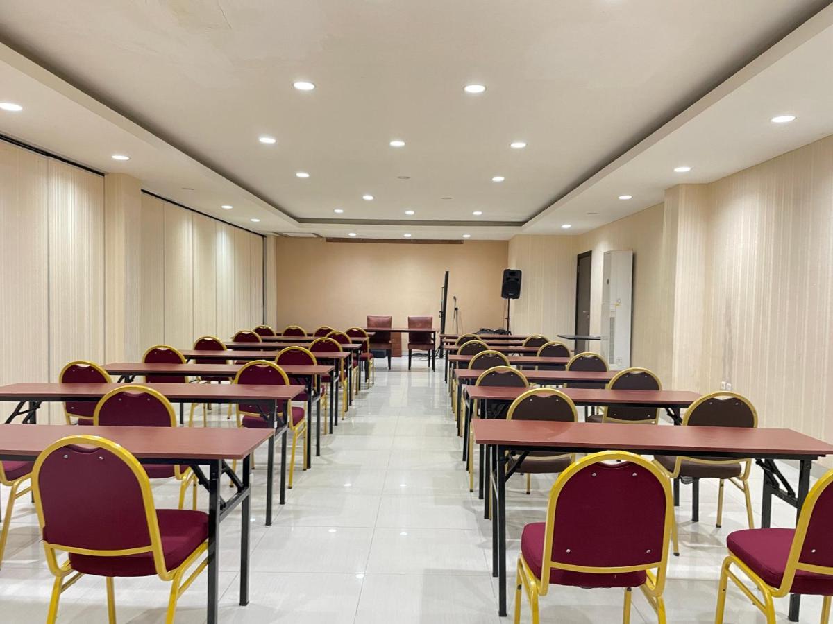 Collection O 1279 Hotel Grand Celino Makassar Esterno foto