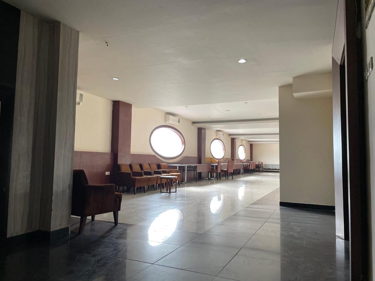 Collection O 1279 Hotel Grand Celino Makassar Esterno foto