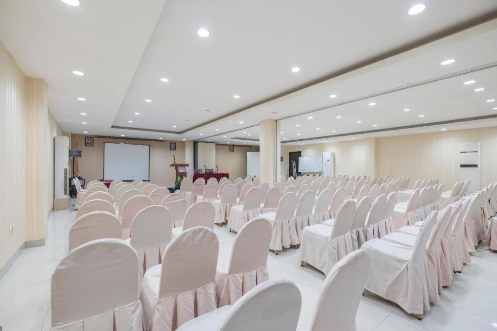 Collection O 1279 Hotel Grand Celino Makassar Esterno foto