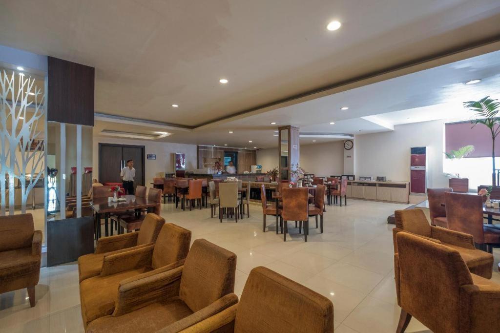 Collection O 1279 Hotel Grand Celino Makassar Esterno foto