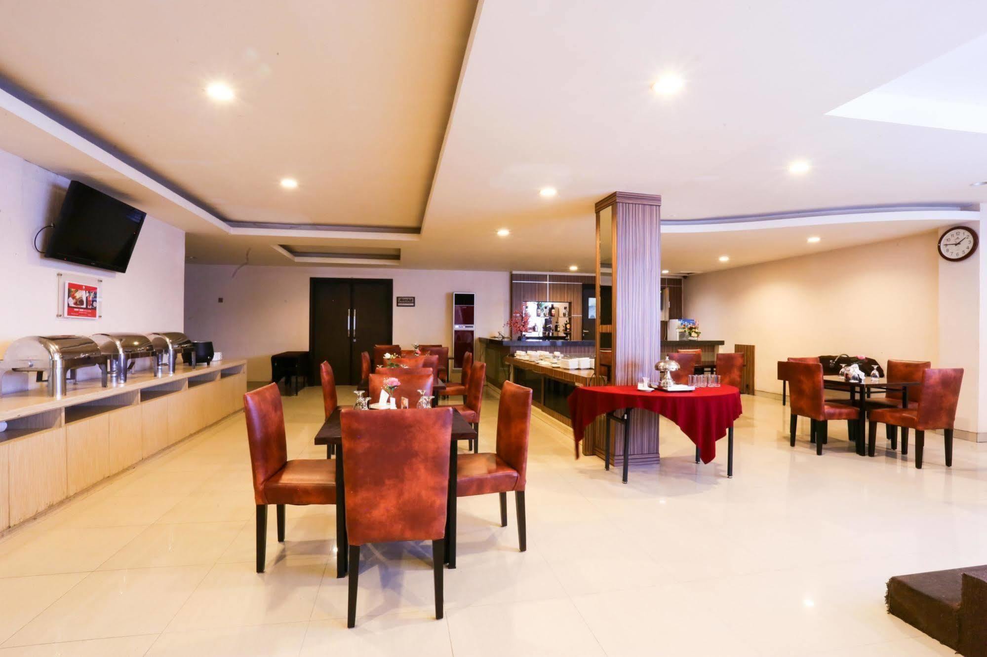 Collection O 1279 Hotel Grand Celino Makassar Esterno foto