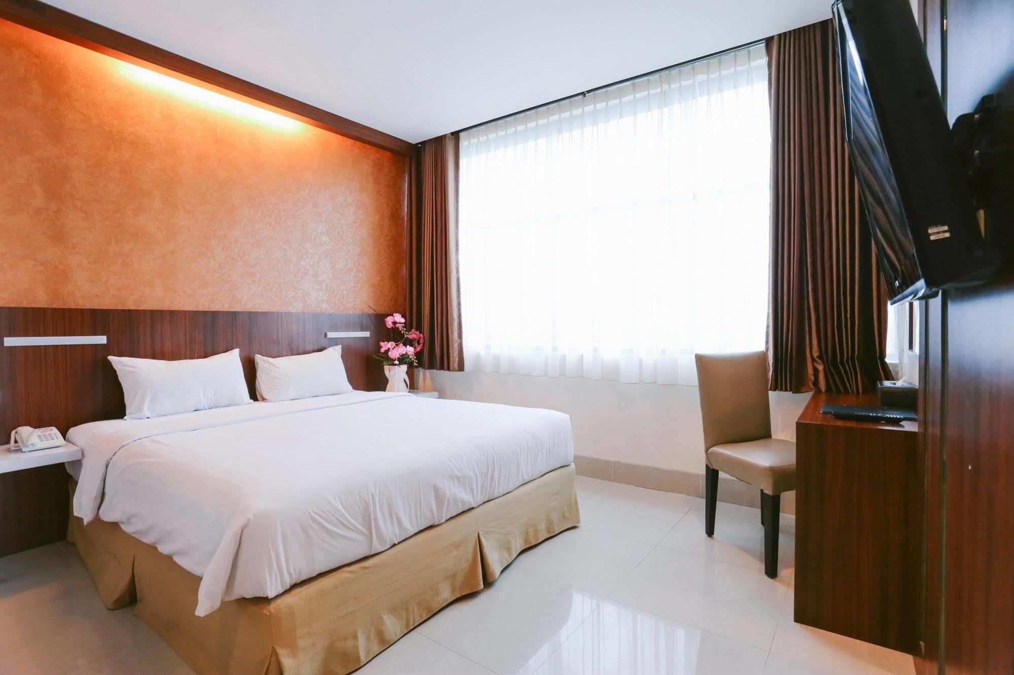 Collection O 1279 Hotel Grand Celino Makassar Esterno foto