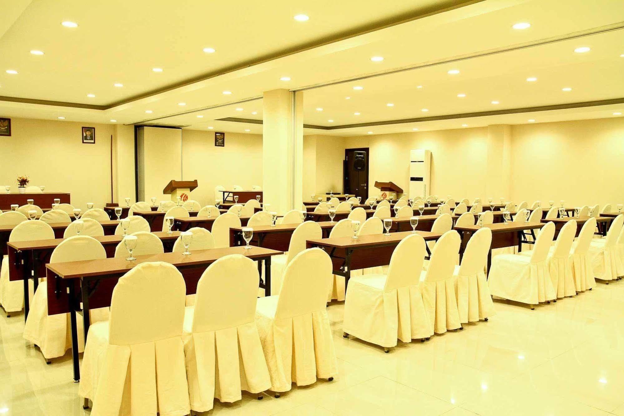Collection O 1279 Hotel Grand Celino Makassar Esterno foto