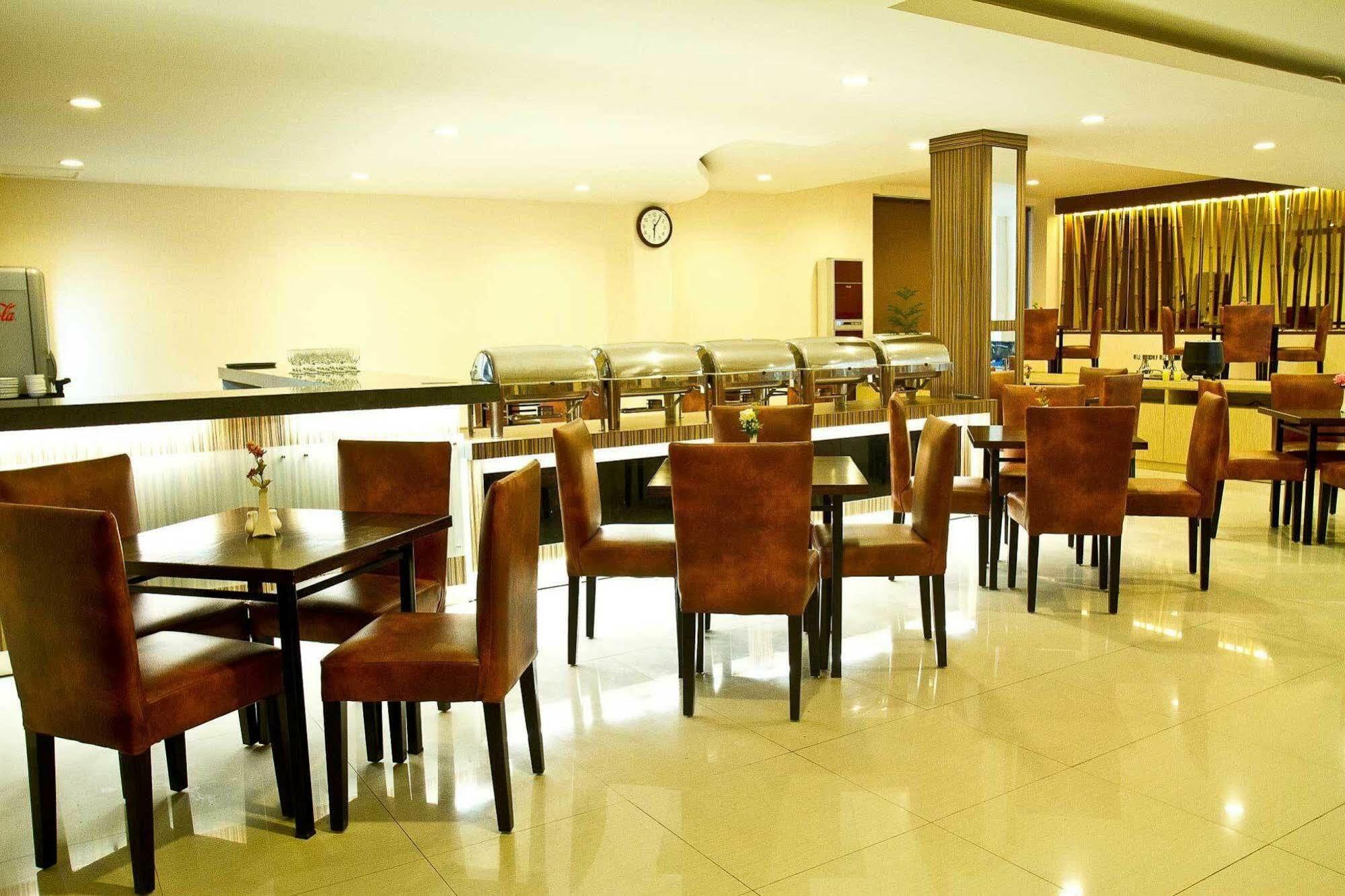 Collection O 1279 Hotel Grand Celino Makassar Esterno foto